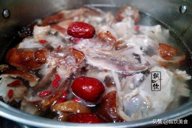 烤鸭鸭架汤的做法，烤鸭鸭架的做法（别把鸭架扔掉）