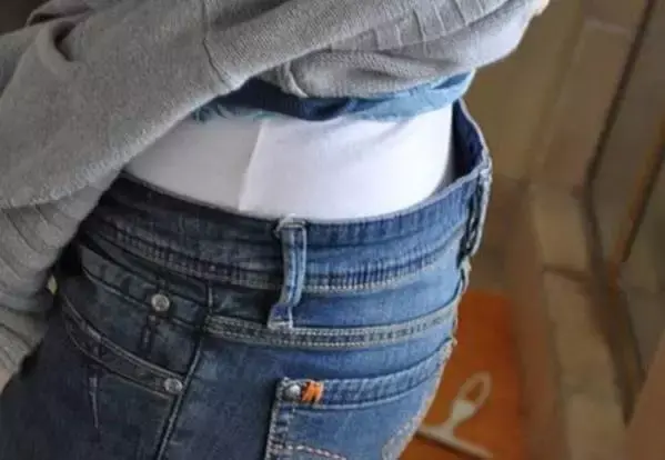 裤子起球怎么快速去掉，衣服起毛用什么办法把它去掉（裤子不合身……教你一招）