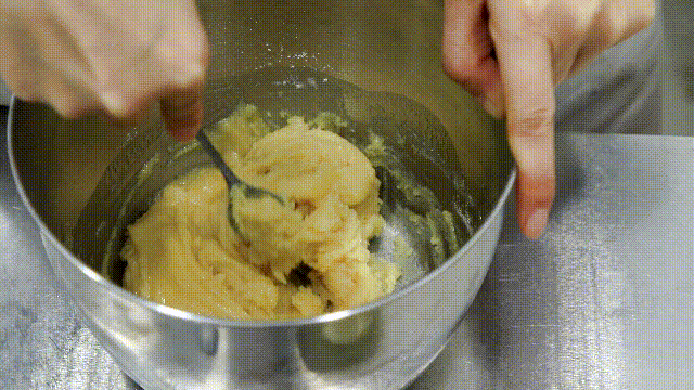 烤箱最简单的饼干做法，家用烤箱烤饼干的做法（烤箱自制曲奇饼干）