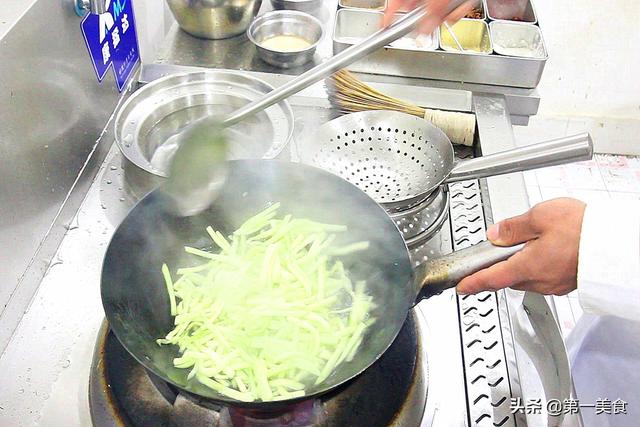 茄子怎么炒好吃又简单的做法，红烧茄子怎么炒好吃又简单的做法（常年不吃油腻菜的婆婆、把茄子这样一炒）