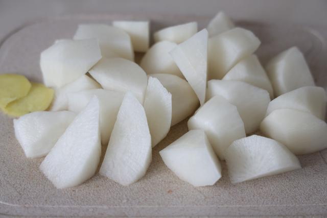 海带萝卜排骨汤，海带排骨汤（我家经常喝的一锅汤水）