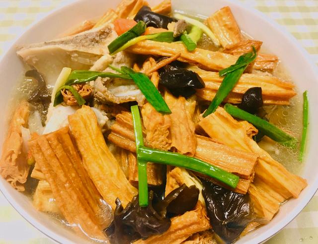 池塘里的大河蚌煲汤做法，河蚌汤的做法,怎么做河蚌汤（今日菜谱）