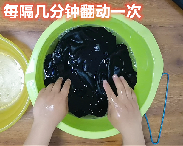 衣服褪色了怎么恢复原来的颜色，衣服掉色了怎么能恢复原来的颜色（被腐蚀褪色的衣服不要扔）