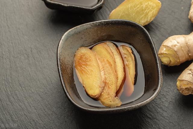 长期早晨吃醋泡姜有什么坏处，中医醋泡姜的正确做法（长期食用醋泡生姜的人）