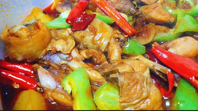 四川火锅鸡，四川正宗火锅底料配方（做成火锅鸡香辣好吃又过瘾）