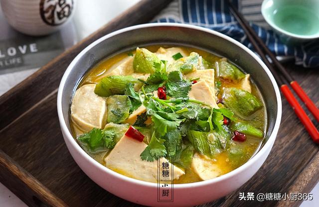 丝瓜炒豆腐怎么做好吃，超好吃的丝瓜炒豆腐做法（却比吃大鱼大肉更下饭）