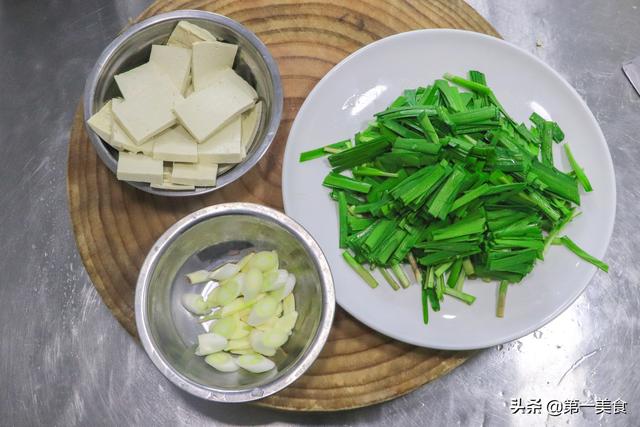 韭菜炒豆腐的做法大全家常，厨师长手把手教你做韭菜烧豆腐