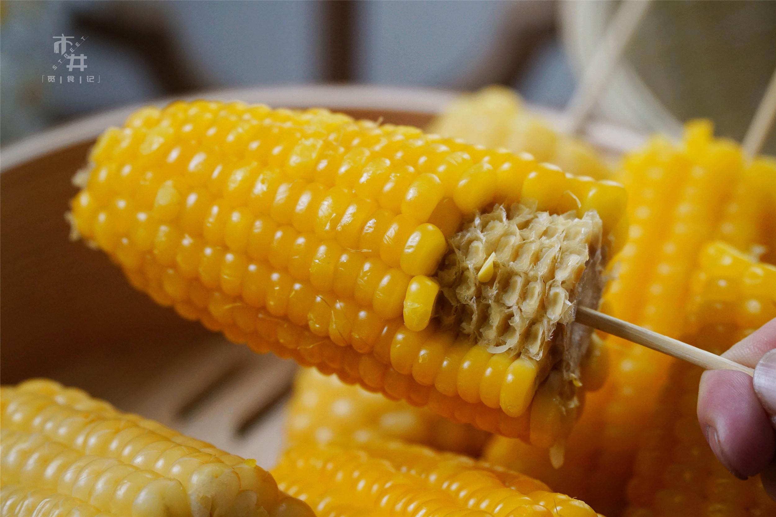 水煮玉米别只用清水,锅里多放3样东西,煮出来的玉米软糯香甜
