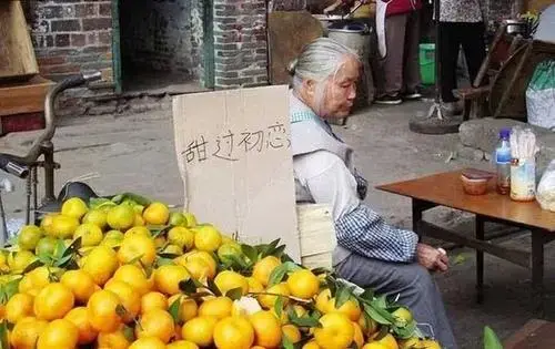 怎么摆地摊卖画，街头摆摊卖画（美术生摆摊儿指南献上）