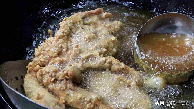 炸鸡块怎么炸成金黄，炸鸡块怎么炸出金黄（一整只鸡扔进油锅直接炸）