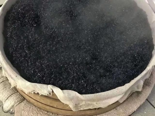 可乐能不能泡在米饭里一块吃，可乐可以泡米饭吗（却喜欢用可乐瓶盛的乌米汁来做饭）