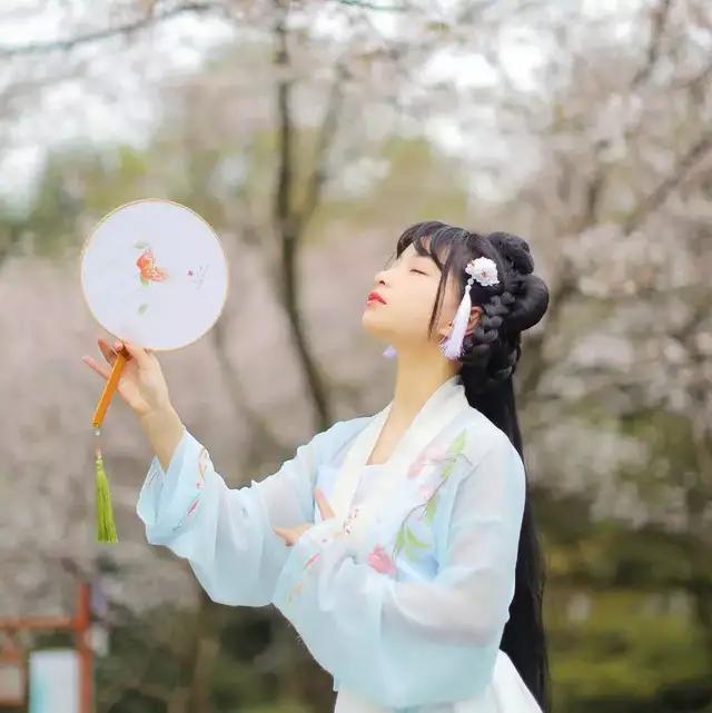 小清新：曲终人散皆是梦，繁华落尽一场空。，曲终人散梦一场微信（[诗意网名古风头像]叶落聚中人散）