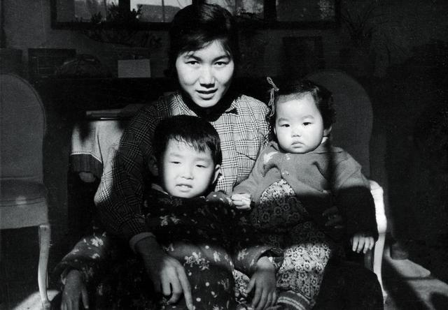 吴霜和新凤霞的资料一百字,新凤霞吴霜简历(齐白石为他取名)