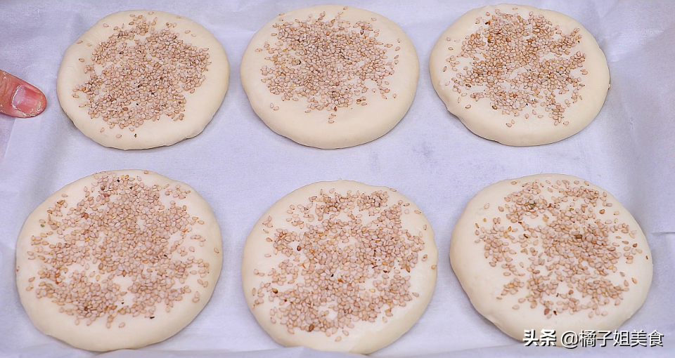 图片[6]-零失败烤箱食谱：空心芝麻大饼家庭做法！ 酥脆掉渣 孩子抢着-起舞食谱网