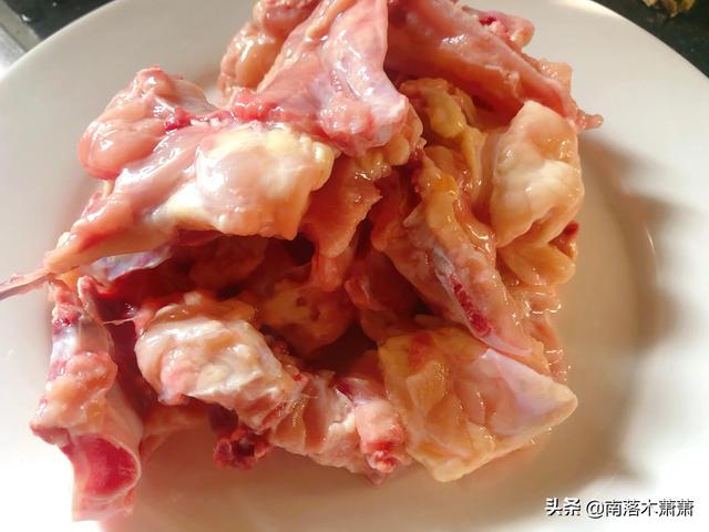 青椒炒鸡架的家常做法，青椒炒鸡架怎么做好吃（去市场两块五买了一个生鸡架）