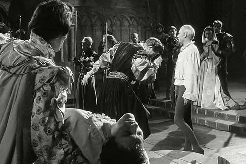 哈姆雷特简介故事梗概，哈姆雷特简介故事梗概50字（《哈姆雷特》：因拖延报仇）