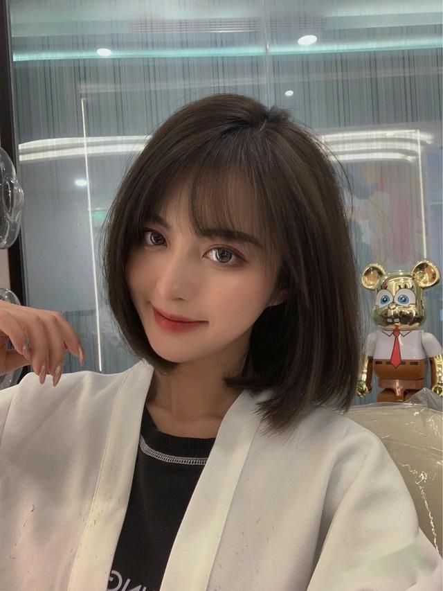 方脸适合短发吗，方脸适合什么发型女短发（夏季来一个清爽“短发”）