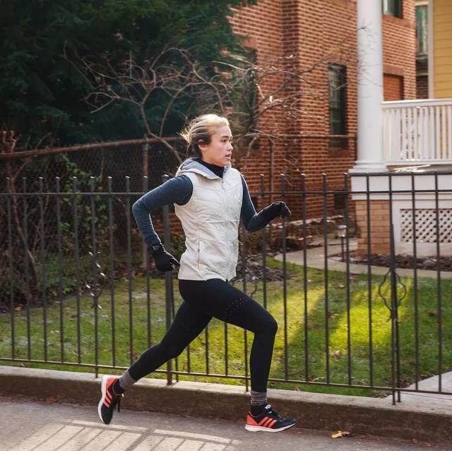 如何跑步不伤膝盖，如何正确跑步不伤膝盖（做好这7点，从此远离膝盖伤痛）