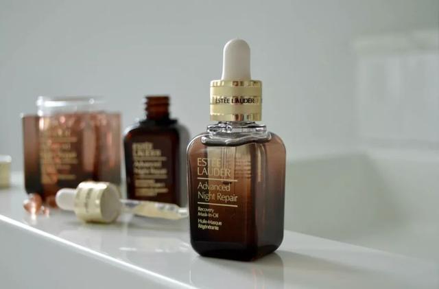 杨树林和圣罗兰是一个牌子吗，杨树林和圣罗兰有什么区别（粉丝给圣罗兰YSL起名“杨树林”）