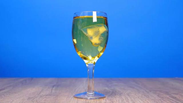 1升豆油等于多少斤，1升食用油等于多少斤油（放入油中的冰块上浮还是下沉）