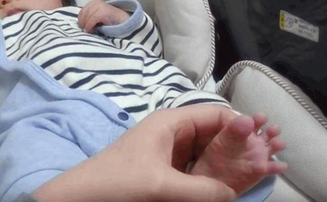 宝宝肢体运动及先天反射动作特点，婴儿的先天性反射动作主要包括哪些（婴儿反射：妈妈们好好看看）