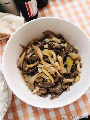 怎样做蘑菇油菜杆炒牛肉，牛肉炒香菇油菜（家常下饭菜）
