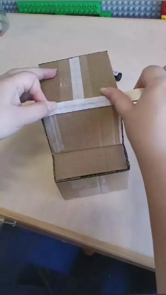 废旧纸盒做小汽车教程，怎么用纸盒做小汽车（幼儿园手工作业——纸箱小汽车）