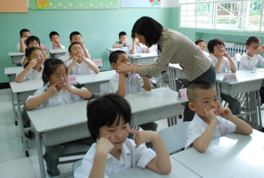 男生几岁上一年级最合适，男孩儿几岁上一年级最好（一年级入学年龄或被调整）