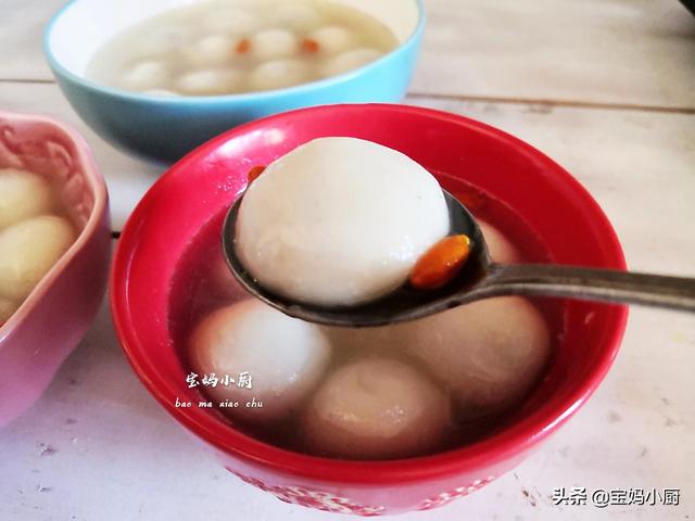 煮汤圆用冷水还是热水，煮汤圆用冷水还是热水下锅（煮汤圆，冷水下锅还是开水下锅）