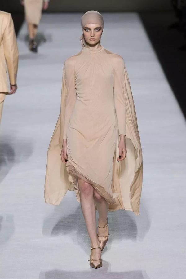 丝巾的18种系法，小丝巾的系法（丝巾12种另类系法）