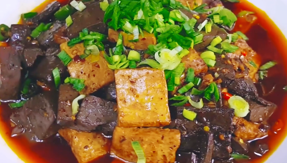 【豬血燒豆腐】做法步驟圖 開胃又下飯 我家一周至少吃一回-起舞食譜網(wǎng)