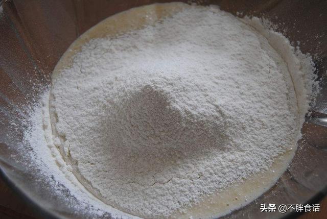 面包用什么面粉，做蛋糕面包应该选用什么面粉（高、中、低筋3种面粉）