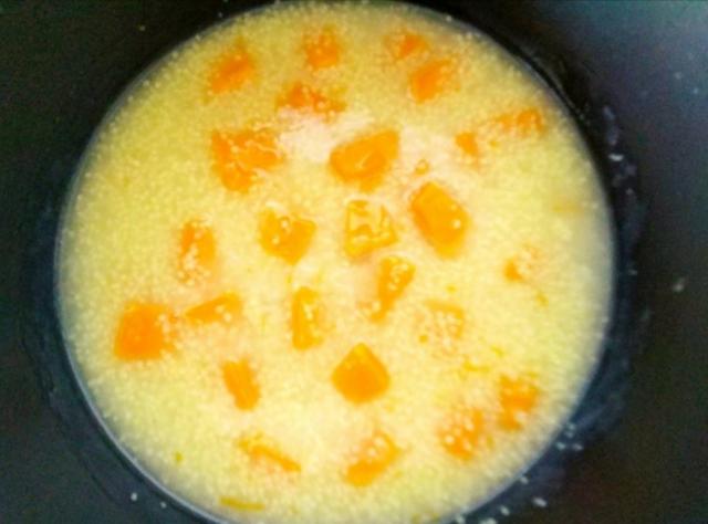 小米南瓜粥的做法，小米南瓜粥的家常做法（早餐就喝小米南瓜粥）