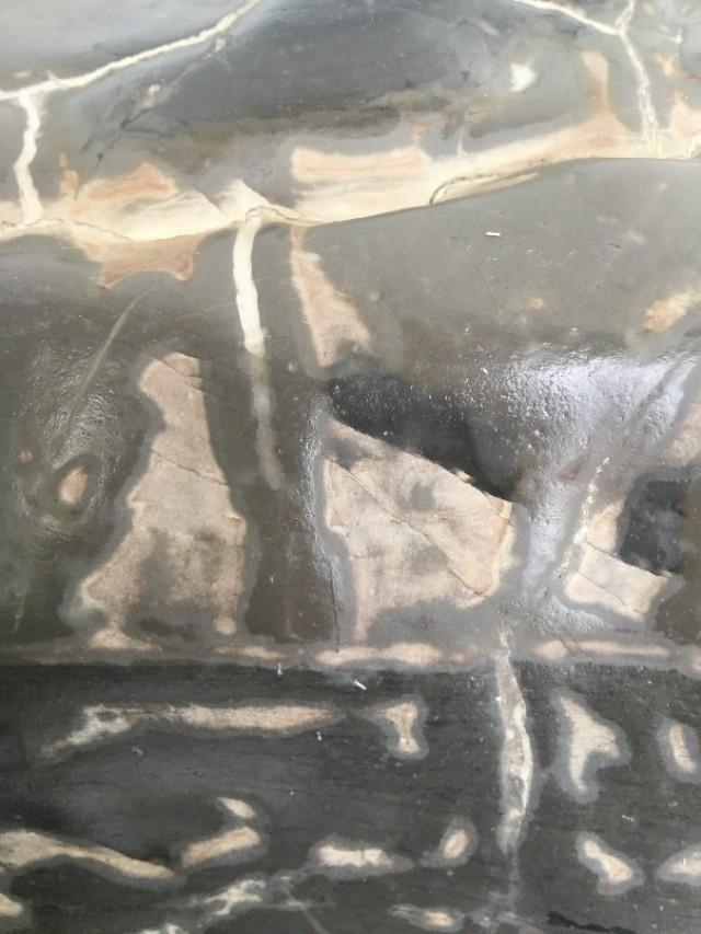 足加石念什么字，足加个石念什么字（谁能解读它周身分布的文字符号。）