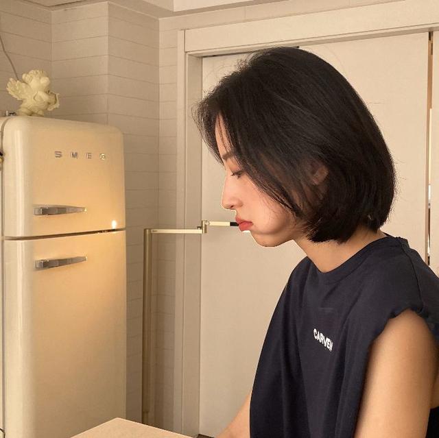 小众女头/8张，微信头像，小众女头/8张（小众女头丨他在身后）