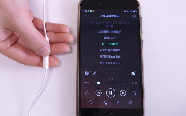 自拍杆怎么使用，自拍杆的使用操作（原来耳机还隐藏这么多功能）