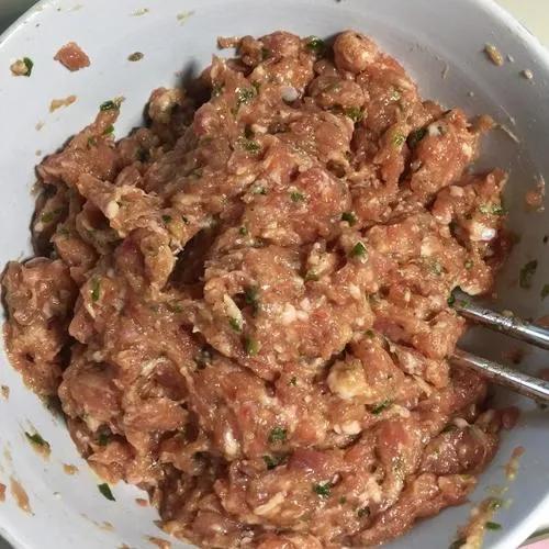 鲜肉馄饨馅怎么做，鲜肉馄饨馅做法（这样调馅最香了）
