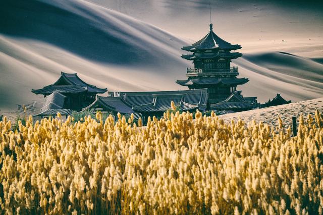 月牙泉是哪个城市的，月牙泉是哪个城市的别称（月牙泉是天的镜子沙漠的眼）