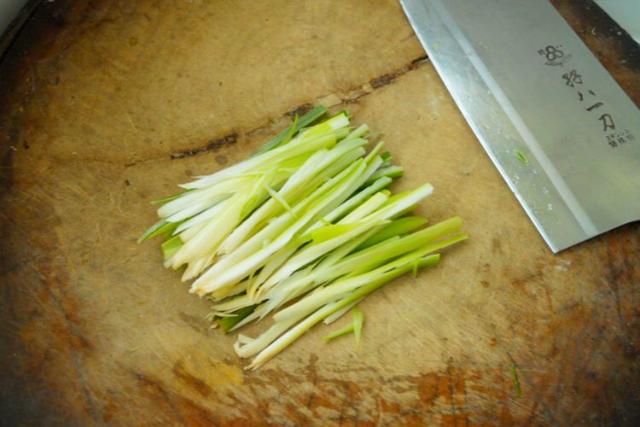薄到透光烤鸭卷饼的做法，十一小长假必吃的烤鸭卷饼
