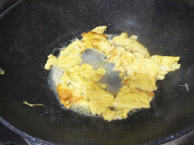 菠菜为什么会苦，菠菜炒完后发苦什么原因啊（经常又苦又涩）