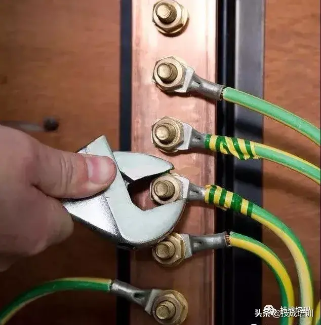 如何接电线，三根电线接二根电线怎么接（带电作业接线顺序）