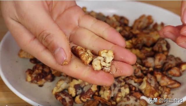 炒核桃家常制作方法，怎样做炒核桃（核桃不要直接吃了）
