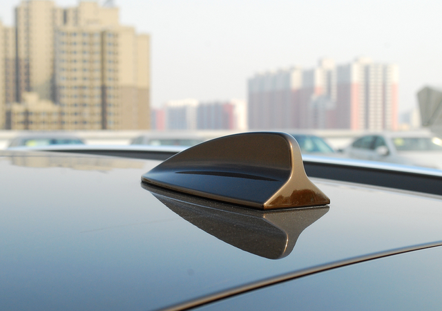 车顶的鲨鱼鳍做什么用的，车顶上边的鲨鱼鳍做什么用的（汽车车顶上的“鲨鱼鳍”有啥用）