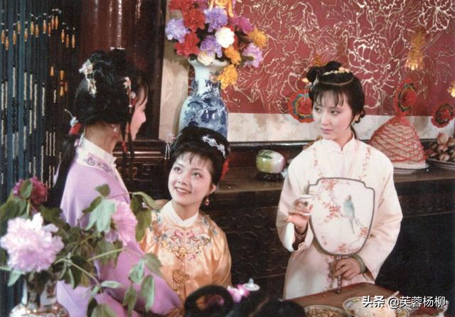 新红楼梦蒋梦婕，蒋梦婕在《新红楼梦》里的这段也太搞笑了吧！（没有对比就没有伤害）