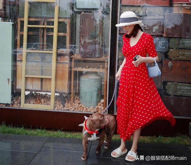 41岁陈乔恩晒度假美照，41岁陈乔恩穿格子风衣紧身裤旅行