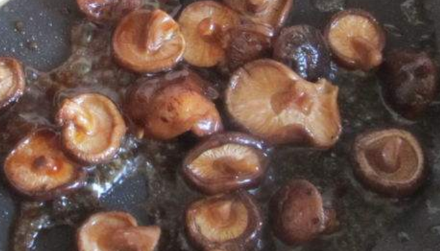 白花蘑菇怎么做，花菇5种最好吃的做法（长腿蘑菇怎么做）