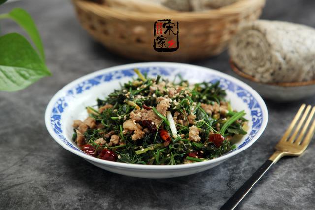 地瓜藤怎么做好吃，为何红薯叶尽量少吃或不吃（丝瓜藤上最好吃的部份）