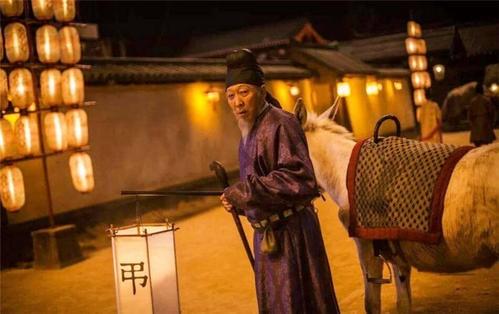 落叶归根是什么意思，人总要落叶归根是什么意思（古代官员卸任后）