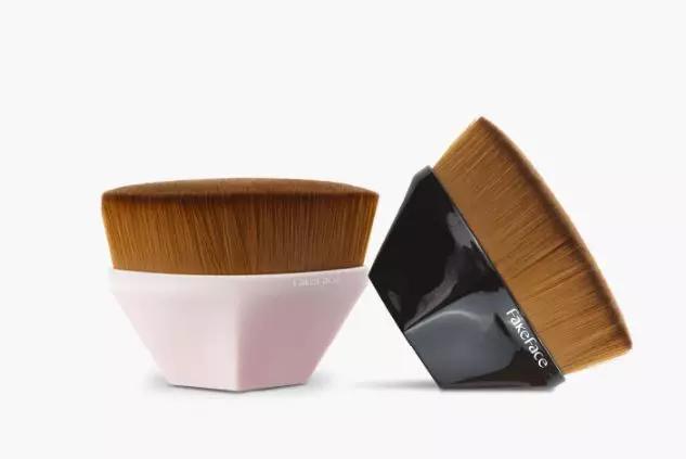 蜜粉刷和散粉刷的区别，蜜粉刷和散粉刷的区别是什么（都说“粉底刷”碾压“美妆蛋”）