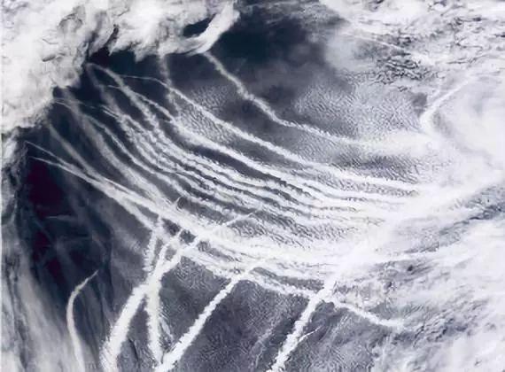 飞机后面的白烟尾巴是什么，飞机尾有长长的白色烟（飞机“拉线”，那条线到底是啥）